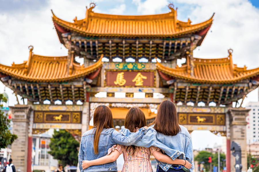 familia en un viaje a China mirando un templo