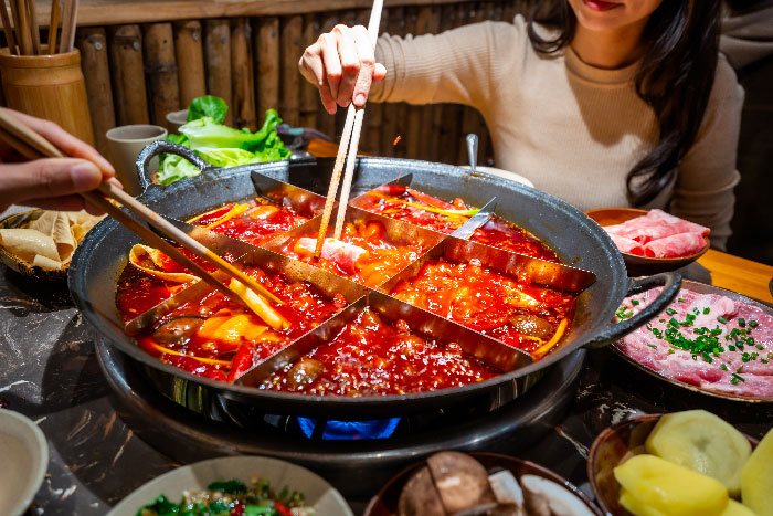 Cena comida autentica de china las personas comen con palillos
