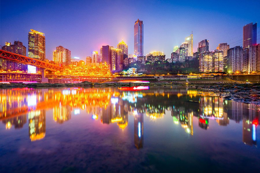 Vista panoramica de la ciudad de Chongqing de noche, las luces se reflejan en el agua
