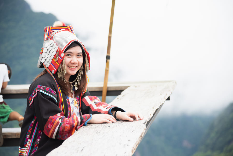 Mujer con ropa de invierno de China en la niebla
