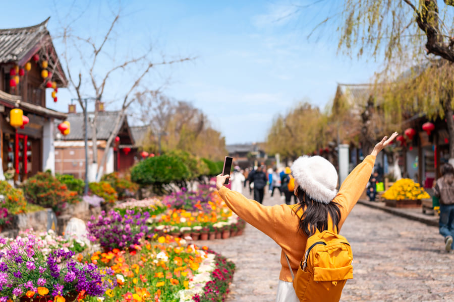 mujer feliz en china con flores multicolor